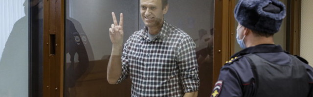 Суд отклонил аппеляцию Алексея Навального по делу "Ив Роше", но снизил ему срок лишения свободы на полтора месяца