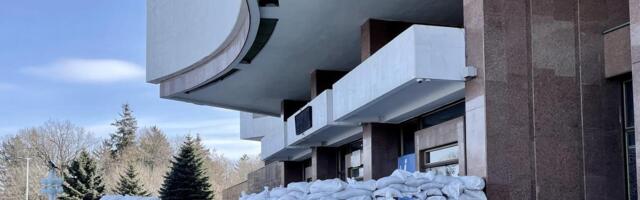 ЭКСКЛЮЗИВНЫЕ ФОТО | Винница готовится к обороне. Даже священник мастерит "ежи"