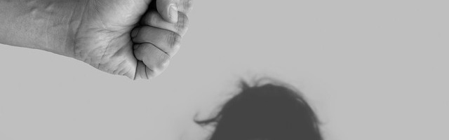 В Нарва-Йыэсуу мужчина побил и сожительницу, и собственную мать