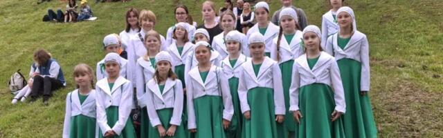 „Учить песни на эстонском детям сложно, но когда выучат, поют с удовольствием“: Нарвские хоровые коллективы поехали на Праздник песни и танца
