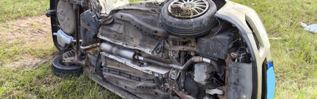 В результате столкновения, автомобиль перевернулся на бок