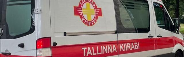 В Таллинне на пешеходном переходе автомобиль сбил молодых людей