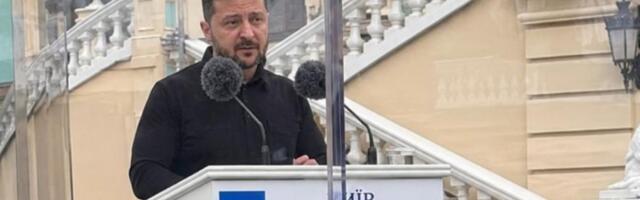 Правда ли, что на фоне протестов Зеленский начал выступать из-за пуленепробиваемого стекла?