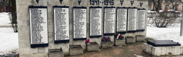 Памятник принаровцам управа убирать не собирается