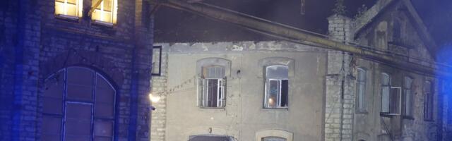 ФОТО и ВИДЕО | Пожар в Пыхья-Таллинне: в модном коплиском квартале Крулли загорелось здание