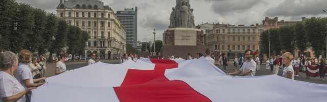 В Риге в цепь в поддержку белорусского народа встали почти 400 человек