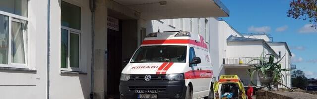 В Курессааре пятилетний ребенок вырвался из рук матери и попал под машину