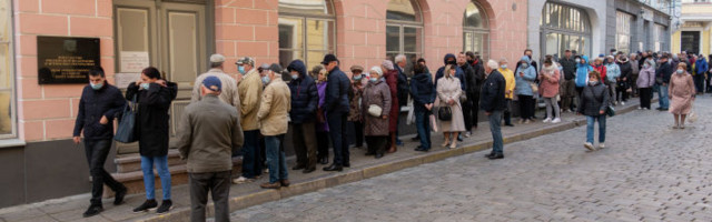 В день выборов в Госдуму к избирательным участкам в Таллине выстроились огромные очереди