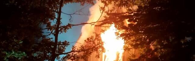 ФОТО и ВИДЕО | Ночью горел жилой дом в Мустамяэ, в пожаре пострадал человек