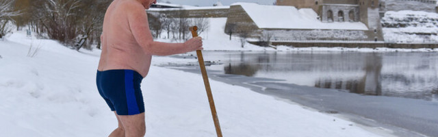 ФОТО: в Нарве Крещенских купаний не проводили, но желающие окунуться в ледяную воду нашлись