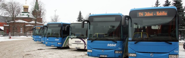 Пассажиры недовольны: в уездных автобусах разрешили пускать людей через переднюю дверь