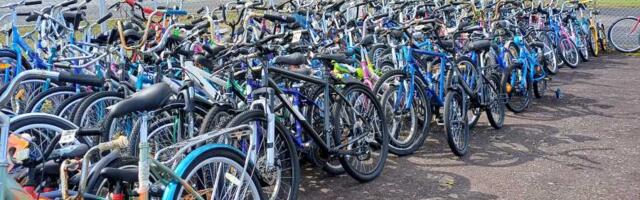 На границе с Россией продавали двести велосипедов — их бросили беженцы в Финляндию