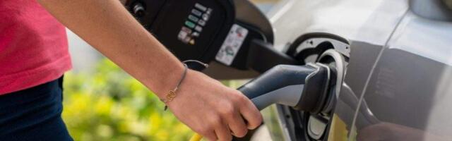 KP šobrīd nav saskatījusi elektroauto tirgotāju darbībās negodprātīgu rīcību