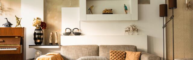 «Надо быть внимательнее»: нарвитянка несколько месяцев ждет диван, за который  сразу  заплатила более 1000 евро