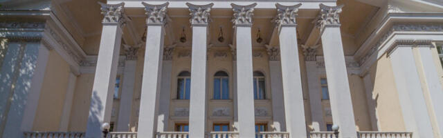 Со здания Центра русской культуры в Таллинне начали демонтировать советский герб