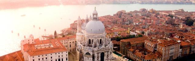 На карантин в Венецию? Из-за локдауна тысячи жителей Латвии решили на время сбежать в теплые страны