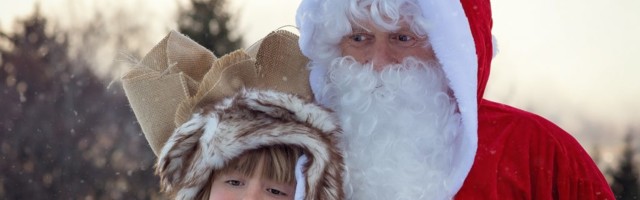 Деду Морозу, который работает на Ратушной площади, можно позвонить в прямом эфире