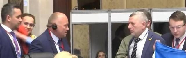 ВИДЕО | Вырвал флаг Украины. На саммите в Анкаре между представителями российской и украинской делегаций произошла потасовка