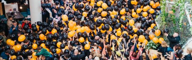 ГАЛЕРЕЯ: сотни шаров с призами обрушились на головы посетителей T1