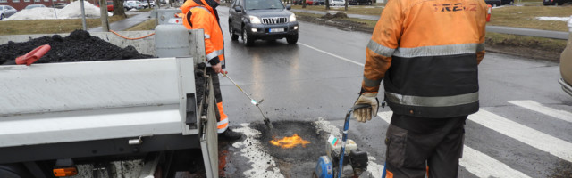 Ремонт дорог начнется с приходом теплой погоды, а пока что обойдемся "заплаткой"