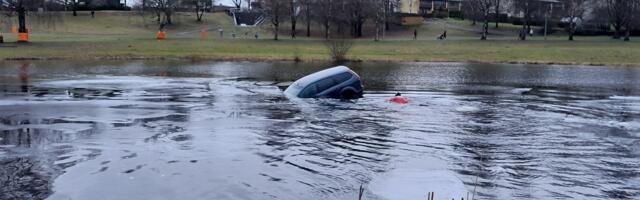 Сводка спасателей: автомобиль скатился в озеро