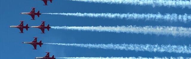 Выступающая 23 июня в Пярну пилотажная группа ВВС Турции пролетела над Таллинном