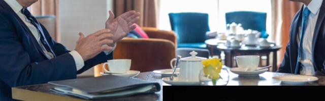 Правда ли, что Джо Байден не узнал и оттолкнул британского премьера в аэропорту?