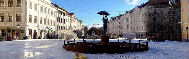 На Ратушной площади в Тарту разобрали ледовый каток