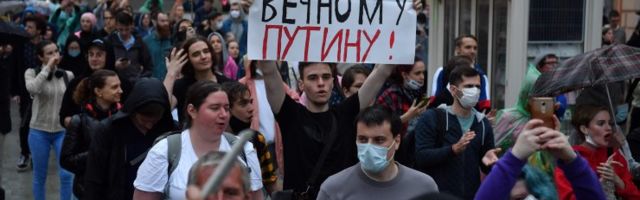 Акция против поправок к Конституции РФ в Москве закончилась задержанием 130 человек — в том числе случайных прохожих