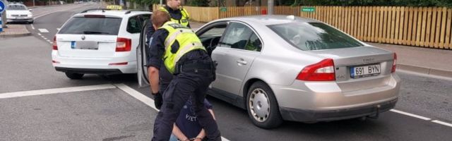 ФОТО | Таксист помог задержать пьяного в стельку водителя