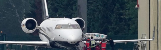 Навального в коме доставили самолетом в Германию