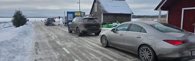 ФОТО: желающие попасть на ледовую дорогу выстроились в полуторачасовую очередь