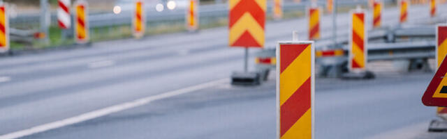 В Харьюмаа при установке дорожных знаков на шоссе пострадал рабочий