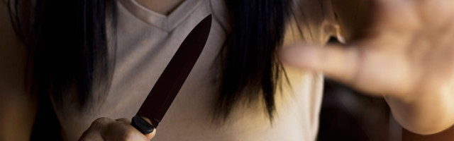 Во Франции женщина напала с ножом на полицейских и погибла