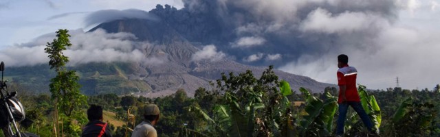 В Индонезии проснулся вулкан. Столб пепла составляет более километра