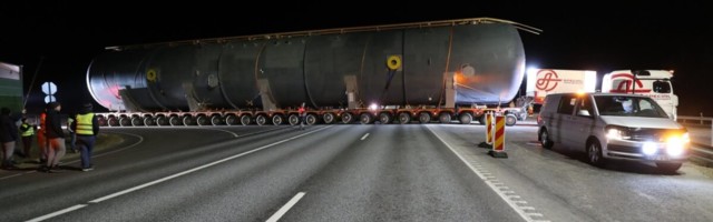 ФОТО | Этой ночью возле Сауэ перевозили специальный груз весом несколько сонет тонн, движение было нарушено