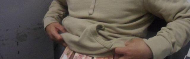 ФОТО | Гражданин Латвии попытался вывезти из РФ 2,5 млн рублей, примотав их к телу пищевой пленкой 