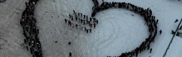 Сотни нарвитян выстроились в живую цепь в форме сердца