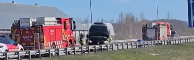 ФОТО | Под Маарду микроавтобус врезался в отбойник, образовалась пробка