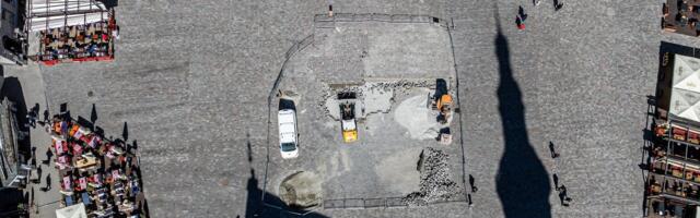 ФОТО И ВИДЕО | На Ратушной площади Таллинна выравнивают булыжную мостовую, более проблемные участки пока остаются без внимания