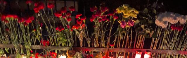 Нарвитяне несут цветы к зданию бывшего генконсульства РФ в память о жертвах теракта в Подмосковье