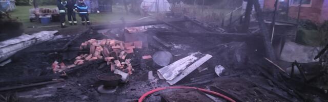 В Нарве загорелся автомобиль, а в Азери — садовый дом