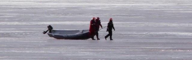 ВИДЕО: Трое мужчин отправились рыбачить и застряли на льдине