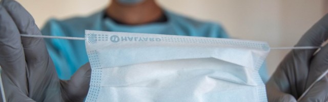 Весь персонал и посетители домов социального попечения должны носить защитные маски