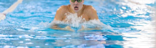 В России 12-летнего пловца дисквалифицировали за иностранную экипировку