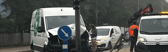 ФОТО | Фургон Bolt Drive врезался в Таллинне в светофор