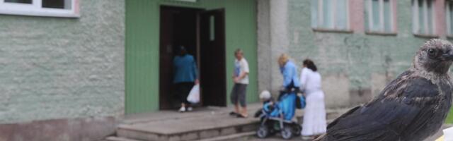 Пять лет в общежитии — и никакого шанса? В Нарве хотят убрать „метражный фильтр“ для семей с детьми