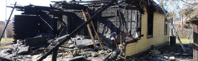 ФОТО | Опасная самодеятельность: неправильно установленные аккумуляторы полностью уничтожили жилой дом в Виймси