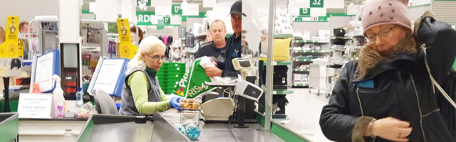 Нарвитянку возмутило то, что кассир в Prisma обслужила ее без маски и перчаток. Мы выяснили, обязаны ли работники магазинов пользоваться этими средствами защиты