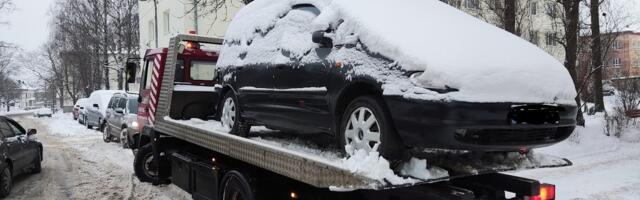 Автовладельцев просят своевременно убирать машины, мешающие расчистке снега